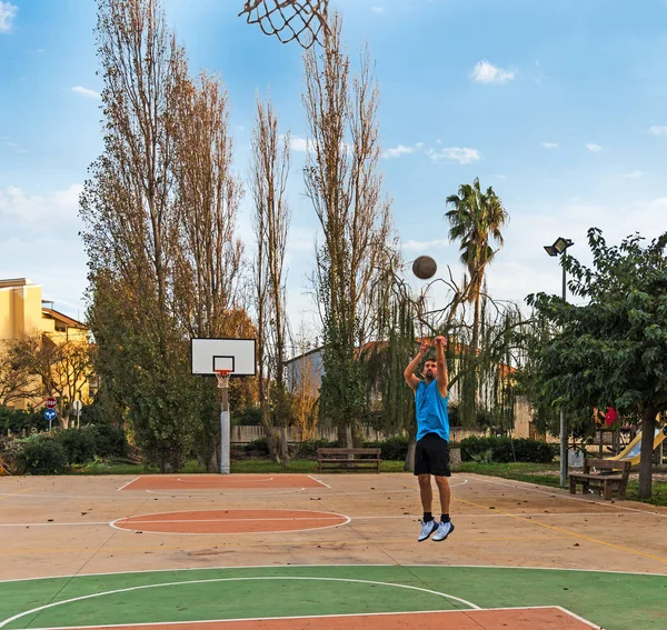 Jugador Baloncesto Haciendo Ejercicio Una Cancha Aire Libre Día Soleado — Foto de Stock