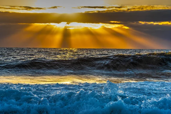 Golven Dramatische Hemel Bij Zonsondergang Sardinië Italië — Stockfoto