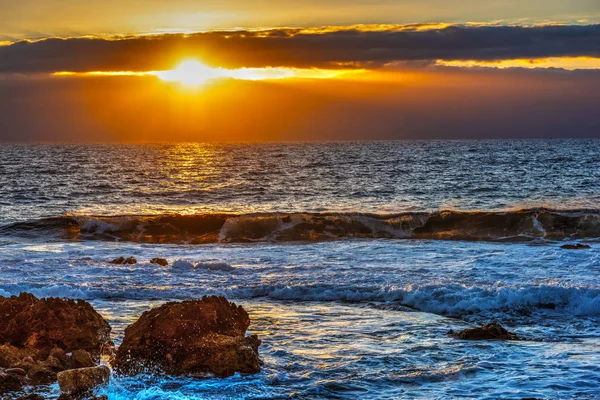 岩と夕日で荒れた海 サルデーニャ イタリア — ストック写真