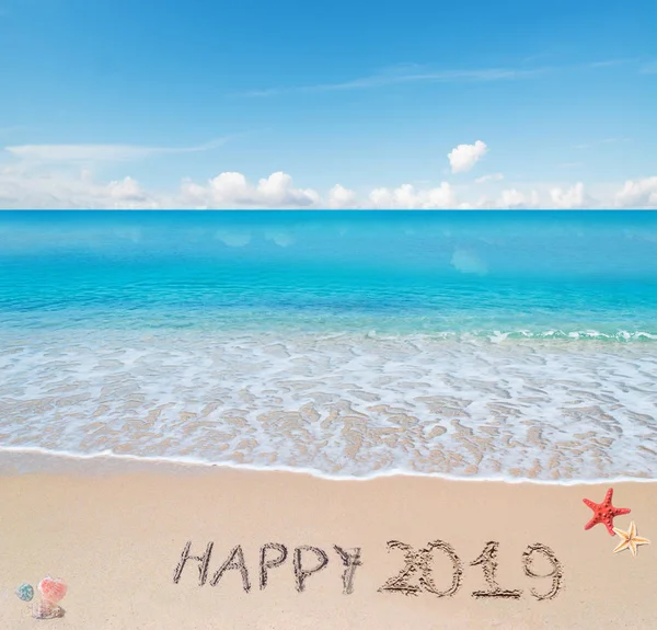Szczęśliwy 2019 Napisane Tropikalnej Plaży — Zdjęcie stockowe