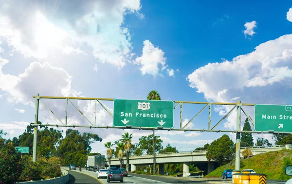 洛杉矶101高速公路北行的交通 南加州 — 图库照片