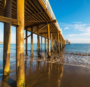 Malibu Beach ahşap iskele aşağıdan, Los Angeles gördün. Güney Kaliforniya, ABD