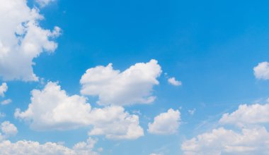 Mavi gökyüzü, beyaz, yumuşak bulutlar