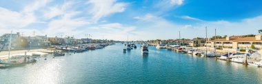 Balboa Island Harbor güneşli bir tekne. Newport Beach, Orange County. Güney Kaliforniya, ABD