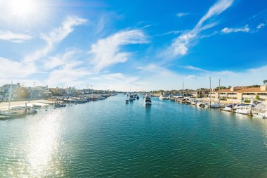 Balboa Island Harbor güneşli bir tekne. Newport Beach, Orange County. Güney Kaliforniya, ABD
