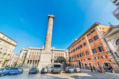 Polis ve turist Piazza Colonna Roma, İtalya