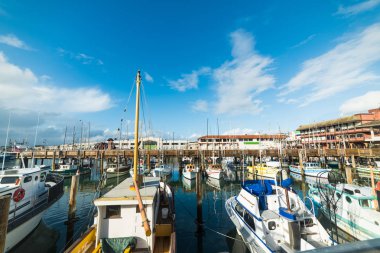Tekneler dünyada ünlü Pier 39 San Francisco. Kaliforniya, ABD