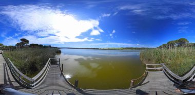 Platamona gölet üzerinde bahar güneşli bir günde bir 360 derece bakış. Sardunya, İtalya       