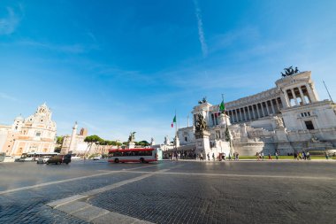 Roma, İtalya zemin üzerine vatanın sunak ile kare Venedik'te trafik