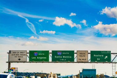 405 karayolunda Los Angeles'ta güneye doğru yön işaretleri. Güney Kaliforniya, ABD