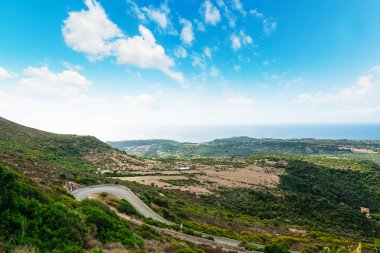 Sardinya, İtalya için yeşil bir tepede dolambaçlı yol