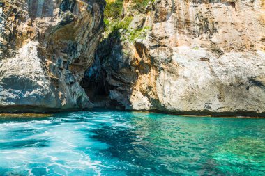 Kayalık uçurum turkuaz deniz Sardunya, İtalya