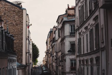 Dar sokak ve uzun boylu binalarda Montmartre. Paris, Fransa