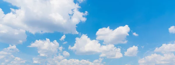 Céu Azul Com Nuvens Brancas Suaves — Fotografia de Stock