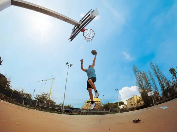 Joueur Basket Ball Tirant Sur Laïc Dans Court Extérieur — Photo