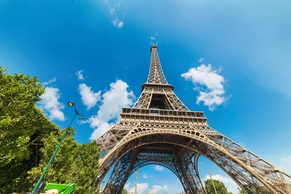 Wereld Beroemde Eiffeltoren Onder Een Blauwe Hemel Met Wolken Paris — Stockfoto