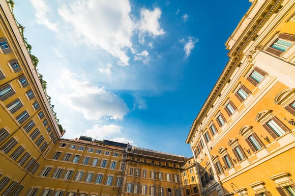 Montecitorio Kare Altında Mavi Bir Gökyüzü Bulutlu Roma Talya — Stok fotoğraf