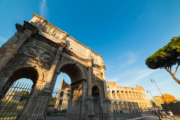 君士坦丁拱门 背景是体育馆 意大利 — 图库照片
