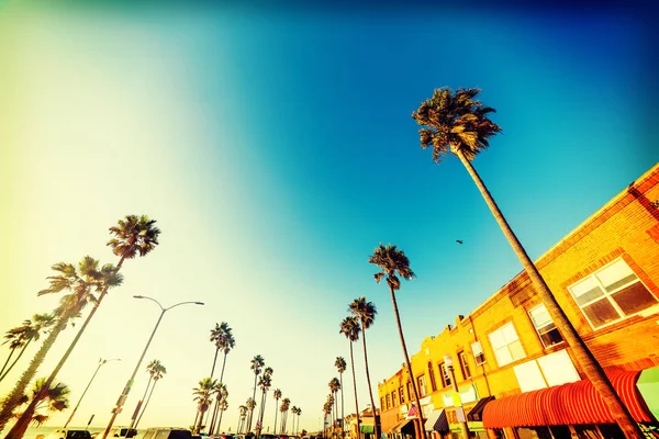 橙县新港海滩海滨的棕榈树和风景如画的商店 南加州 — 图库照片
