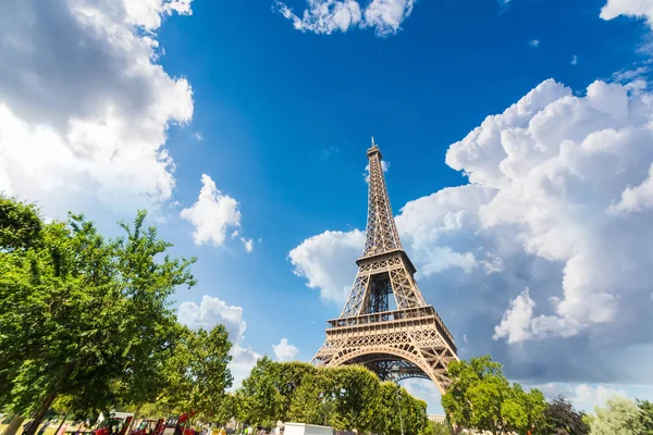 Világ Híres Eiffel Torony Kék Felhők Alatt Paris Franciaország — Stock Fotó