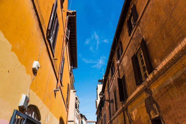 Alte Fassaden Einer Engen Gasse Rom Italien — Stockfoto