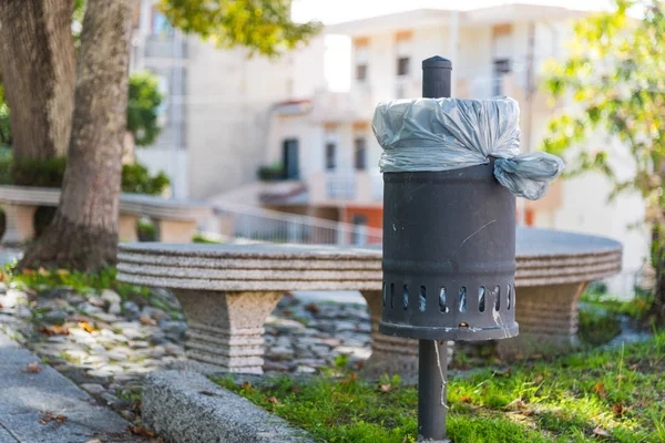 Bir Çöp Tenekesi Talya Bir Parkta Yakın Çekim — Stok fotoğraf