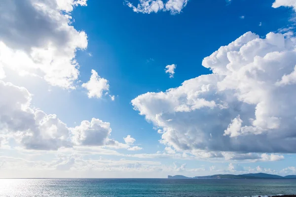 Zachte Wolken Boven Blauwe Zee Sardinië Italië — Stockfoto