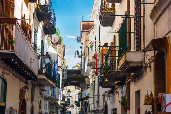 Ruelle Étroite Pittoresque Dans Vieille Ville Mondialement Célèbre Amalfi Italie — Photo