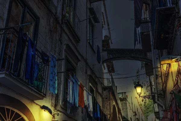 Освещённые Лампы Узком Переулке Старом Городе Амальфи Италия — стоковое фото