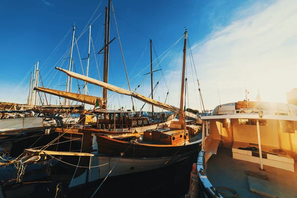 Łodzie Maddalena Port Zachodzie Słońca Sardynia Włochy — Zdjęcie stockowe