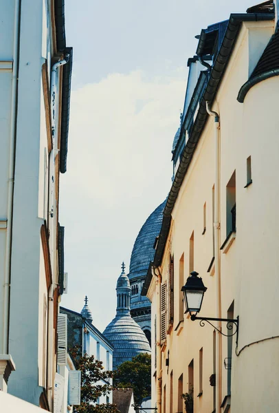 Sacre Coeur Katedrali Ile Montmartre Dar Bir Sokakta Görüldü Paris — Stok fotoğraf