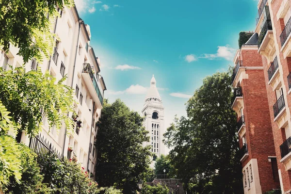 Элегантные Здания Монмартре Шпилем Сакре Кер Заднем Плане Париж Франция — стоковое фото