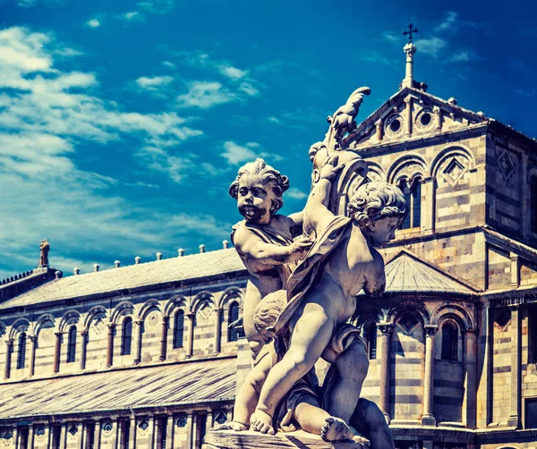 Putti fontän på mirakel torg i Pisa — Stockfoto