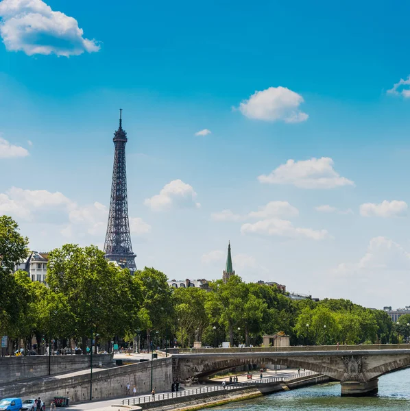 Kék ég alatt világ híres Eiffel-torony — Stock Fotó