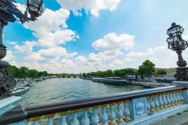 Bulutlar Paris'te Alexander III köprüsü üzerinde