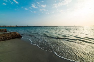 Gün batımında denize açık gökyüzü