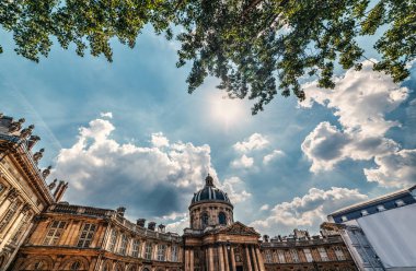 Yaz aylarında parlayan bir güneş altında Institut de France