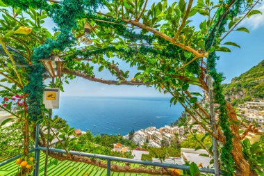 Positano'daki deniz kenarında bir Teras Çardak