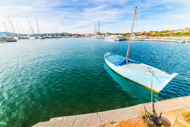 Porto Rotondo limanına demirlemiş küçük bir tekne. Sardunya