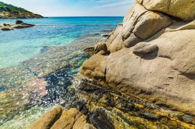 Kayalar ve temiz su Cala Caterina plaj Villasimius içinde