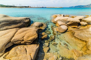 Kayalar ve temiz su Spiaggia del Riso Villasimius içinde