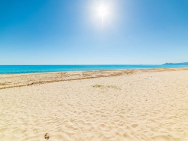 Costa Rei sahil üzerinde parlayan güneş