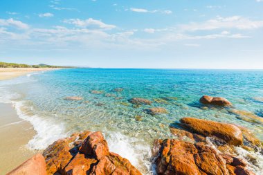 Kayalar ve temiz su Perdepera Beach