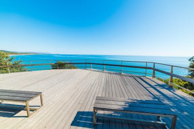 Sardinya kıyılarında denizin panoramik bir teras üzerinde ahşap Bank