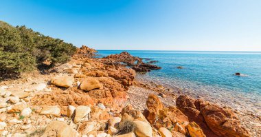 Su Sirboni plaj üzerinde açık gökyüzü