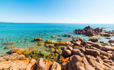 Kayalar ve mavi deniz Perdepera Beach