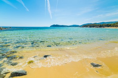 Villasimius 'taki Cala Monte Turno' nun renkli kıyıları