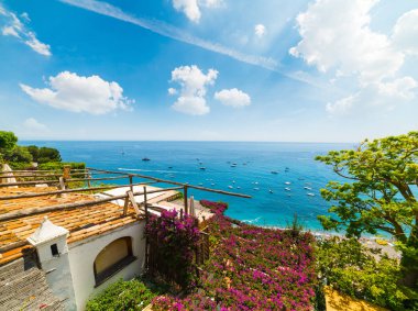 Positano renkli sahil üzerinde mavi gökyüzü