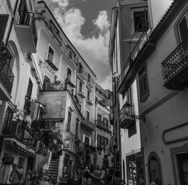 Eski şehir Amalfi dar bir sokakta turist