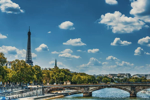 Torre Eiffel e Rio Sena em Paris — Fotografia de Stock